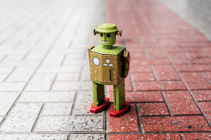 retro tin robot toy standing ground with pattern 53876 23370 هر چند وقت یکبار باید برای بچه ها اسباب بازی بخریم؟